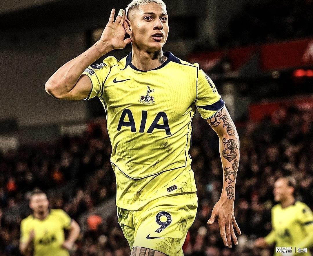 开云体育下载-足坛一夜动态：利物浦1-1热刺！曼联3-1维拉 巴萨5-2飞翼戴帽